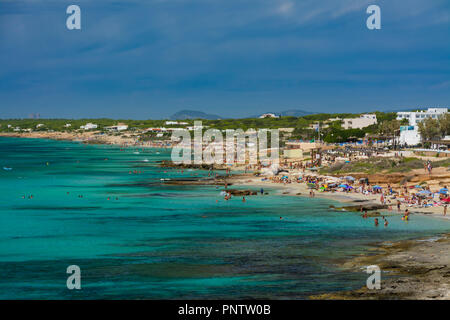 Formentera, Isole Baleari, Spagna, 12 settembre 2017. Es Copinyar spiaggia. Lunga spiaggia con verde e ville, a sud dell'isola Foto Stock