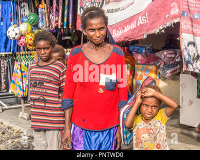 Dekai, Indonesia - 12 Gennaio 2015: il mercato locale, con colorfully vestito la popolazione locale. Papua occidentale Foto Stock