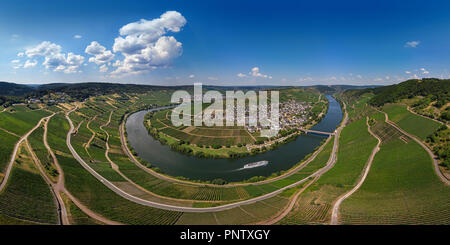 Fiume Moselle piegare vicino Trittenheim, Germania Foto Stock