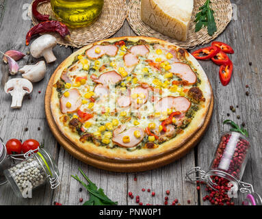 Pizza con pomodori, mozzarella. Una deliziosa pizza italiana Foto Stock