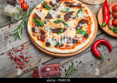 Pizza con pomodori, mozzarella. Una deliziosa pizza italiana Foto Stock