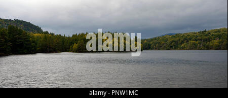 Loch un Eilein, Rothiemurchus foresta, Speyside, Scozia Foto Stock