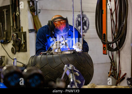 Auto professionali di lavoro meccanico in auto Servizi di riparazione su gas argon macchina di taglio Foto Stock