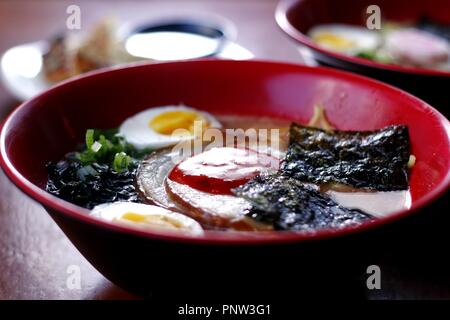 Foto di ciotola di cucinata fresca di maiale Tan Tan uomini di spaghetti ramen zuppa Foto Stock