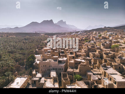 Città vecchia Al Hamra e data la sua piantagione in Oman Foto Stock