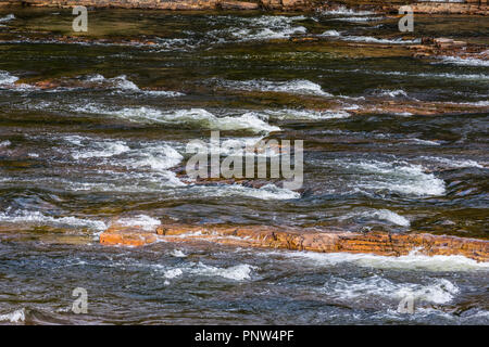 L'acqua che scorre sulle rocce formando poco rapide e cascate Foto Stock