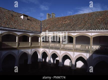 Il patio del PALACIO DE SOTOFERMOSO - EL PISO BAJO ES MUDEJAR DE PRINCIPIOS DEL SIGLO XV Y EL PISO ALTO ES RENACENTISTA DEL SIGLO XVI. Posizione: PALACIO DE SOTOFERMOSO. ABADIA. CACERES. Spagna. Foto Stock