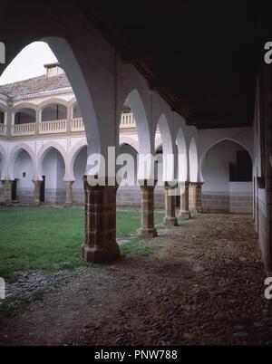 Il patio del PALACIO DE SOTOFERMOSO - EL PISO BAJO ES MUDEJAR DE PRINCIPIOS DEL SIGLO XV Y EL PISO ALTO ES RENACENTISTA DEL SIGLO XVI. Posizione: PALACIO DE SOTOFERMOSO. ABADIA. CACERES. Spagna. Foto Stock