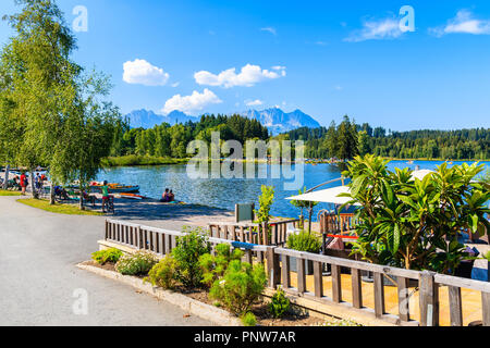 Riva del lago Schwarzsee sulla bella soleggiata giornata estiva vicino a Kitzbuhel, Tirolo, Austria Foto Stock