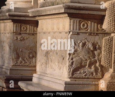 FACHADA OCCIDENTAL - piedistallo - RILIEVI EXALTANDO LA FIGURA DE CARLOS V - S XVI. Autore: OREA JUAN DE. Posizione: Palacio de Carlos V. Granada. Spagna. Foto Stock