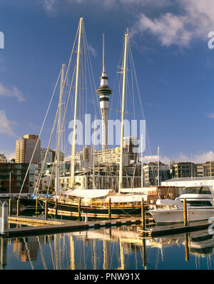 La Nuova Zelanda. Auckland. Il porto cittadino di scena con barche ormeggiate e Sky Tower. Foto Stock