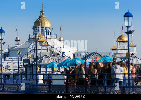 Eastbourne Pier, nella contea di East Sussex, sulla costa sud dell'Inghilterra, Regno Unito. Foto Stock