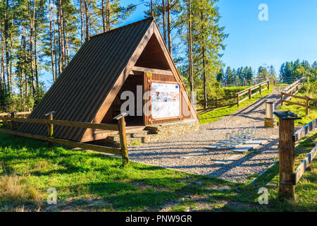 CZARNY DUNAJEC, Polonia - Sep 12, 2018; baita in legno per ciclisti sulla via attorno a Monti Tatra, Czarny Dunajec village. End point si trova a Treste Foto Stock