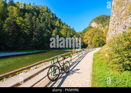 Fiume DUNAJEC, PIENINY MOUNTAINS - Sep 19, 2018: bicicletta sulla riva del fiume sulla soleggiata giornata autunnale. Il Dunajec è un fiume che scorre attraverso la Polonia meridionale Foto Stock
