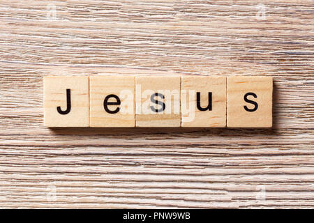 Gesù parola scritta sul blocco di legno. Gesù testo sul tavolo, concetto. Foto Stock