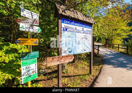 PIENINY MOUNTAINS, Polonia - Sep 19, 2018: mappa e indicazioni su trekking e percorsi in bicicletta sulla soleggiata giornata autunnale. Questa catena montuosa è famosa tou Foto Stock