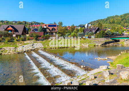 SZCZAWNICA, Polonia - Sep 19, 2018: vista del fiume Grajcarek e il lungomare in Szczawnica. Questo posto è una nota località turistica famosa per la sua favorabl Foto Stock