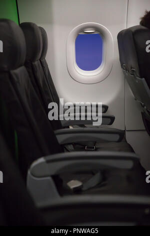 Sedi di passeggero, interno del velivolo con sedili passeggeri e finestra. Il concetto di viaggio Foto Stock