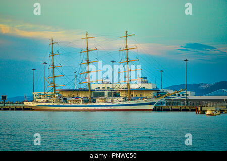 Sochi, Russia-October 10, 2016: nave a vela Mir presso il molo del porto moderno della città russa. Foto Stock