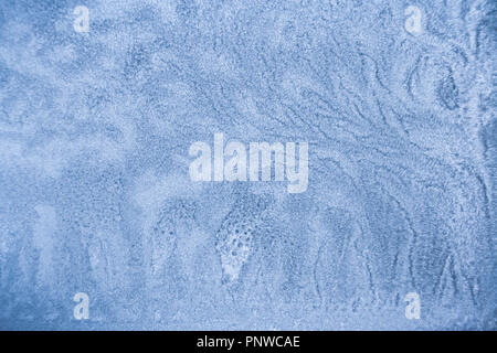 Fancy frosty pattern simile come piante esotiche in inverno nel riquadro di vetro. Foto Stock