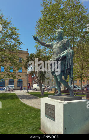 Scultura di Octavio Augusto nel campo Valdés della città di Gijon, Principato delle Asturie, Spagna, Europa Foto Stock