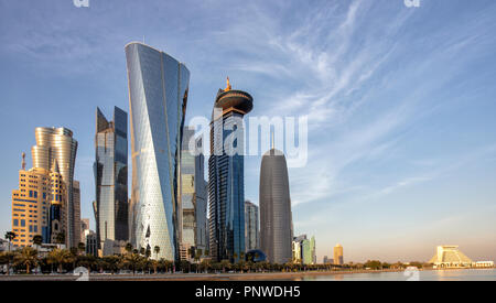 DOHA, Qatar - 31 Gennaio 2016: grattacieli nel distretto di Dafna di Doha t tramonto, con lo Sheraton Hotel sulla destra, Foto Stock