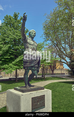 Scultura di Octavio Augusto nel campo Valdés della città di Gijon, Principato delle Asturie, Spagna, Europa Foto Stock