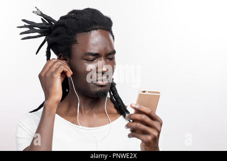 Ritratto di African American uomo che ascolta musica e non come Foto Stock