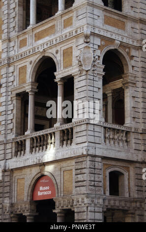 L'Italia. Roma. Museo Barracco di scultura antica (Museo Barracco di scultura antica). Situato nella Piccola Farnesina palace, primo attributo da Antonio da Sangallo il Giovane (1484-1546) tra 1520-1523 ma più recenti degli attributi di ricerca di Jean de Chenevieres (1490-1527). Facciata. Dettaglio. Foto Stock