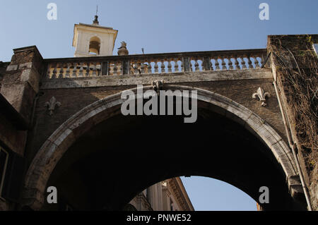 L'Italia. Roma. Farnese arco di Via Giulia, progettata da Michelangelo (1475-1564) per collegare il Palazzo Farnese con altri palazzi come voleva il Papa Paolo III. È stato costruito nel 1603, a lungo dopo la morte dell'artista. Scolpiti, un Fleur de Lis, simbolo sullo stemma Farnese. Foto Stock