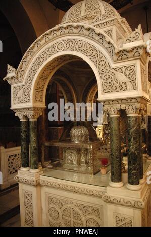 Patrasso, Grecia. La cattedrale di Sant'Andrea, xx secolo. Le reliquie di San Andrea Apostolo su un argento teak intagliato (piccolo dito, parte del cranio). Peloponneso. Foto Stock