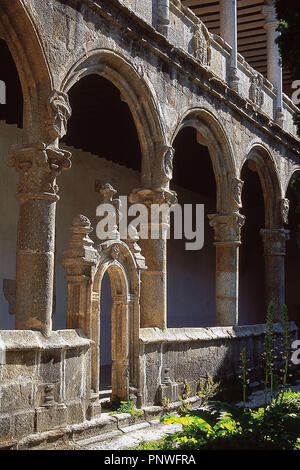 ARTE RENACIMIENTO. ESPAÑA. MONASTERIO de San Jeronimo De Yuste. Detalle del nivel inferiore del CLAUSTRO PLATERESCO (s. XVI) con la PUERTA DE ACCESO al jardín. Las arquerías figlio de medio punto y los capiteles están decorados con guirnaldas volutas y. Provincia de Cáceres. Extremadura. Foto Stock