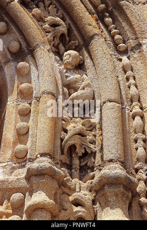 ARTE RENACIMIENTO. ESPAÑA. La Iglesia de Nuestra Señora de Candelaria. Il Templo reedificado en el Siglo XVI. Detalle de las ARQUIVOLTAS de la PORTADA RENACENTISTA. FUENTE DEL MAESTRE . Provincia de Badajoz. Extremadura. Foto Stock