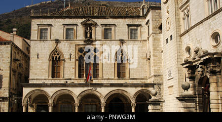 La Croazia. Dubrovnik. Palazzo Sponza. Il XVI secolo. Facciata. Foto Stock