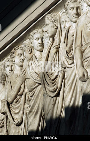 Arte romana. L'Italia. Ara Pacis Augustae. Processionale fregio. Dettaglio. Sollievo. Originale lato nord. Datata xiii secolo A.C. Museo dell'Ara Pacis. Roma. L'Italia. Foto Stock