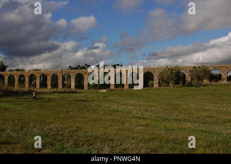 Il Portogallo. Evora. Acquedotto di acqua color argento. Costruito nel 1531-1537 da Re Joau III. Progettato dall'architetto militare Francisco de Arruda. Foto Stock