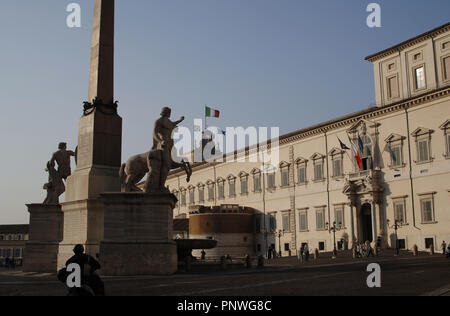 L'Italia. Roma. Palazzo del Quirinale. Il XVI secolo. La residenza ufficiale del Presidente della Repubblica Italiana. In primo luogo, Castore e Polluce statua. Foto Stock