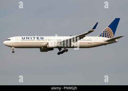 United Airlines Boeing 767-300ER lanfing all'aeroporto di Roma Fiumicino Foto Stock
