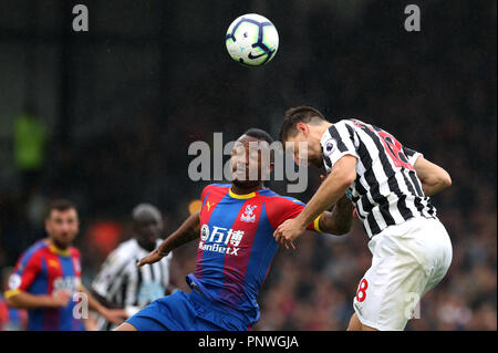 Il palazzo di cristallo di Jordan Ayew (sinistra) e Newcastle Regno di Federico Fernandez battaglia per una testata durante il match di Premier League a Selhurst Park, Londra. Foto Stock