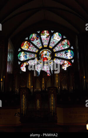 Vetrata raffigurante Santa Cecilia sopra l'organo nella Cattedrale della Madeleine, Salt Lake City, Utah, USA. Foto Stock