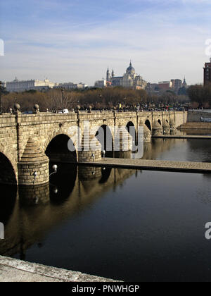 PUENTE SOBRE EL RIO MANZANARES - 1582 - Catedral de la Almudena AL FONDO. Autore: HERRERA, JUAN DE. Posizione: Puente de Segovia. Spagna. Foto Stock