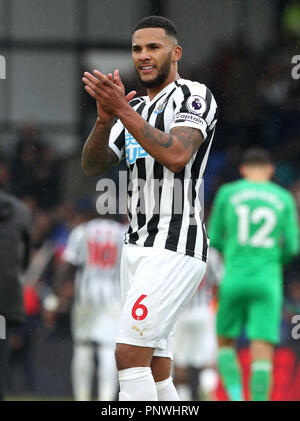 Newcastle United's Jamaal Lascelles applaude i tifosi alla fine del match di Premier League a Selhurst Park, Londra. Foto Stock