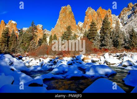 Inverno Neve a Smith Rock State Park e il tortuoso fiume vicino a Redmond Oregon Foto Stock