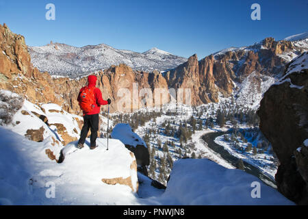 Neve invernale escursione sulla miseria cresta sopra il fiume storti a Smith Rock vicino a Redmond Oregon Foto Stock