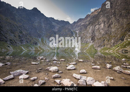 Bella vista Czarny Staw pod Rysami in Polonia Foto Stock