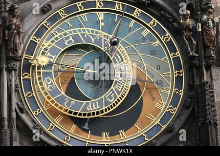 L'Orologio Astronomico di Praga o Prague Orloj montato sulla parete sud del municipio della Città Vecchia in Piazza della Città Vecchia. Quadrante astronomico. Repubblica ceca. Foto Stock