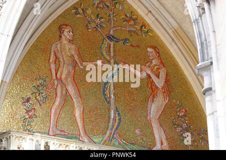 Repubblica ceca. Praga. Cattedrale di San Vito. Il Golden Gate. Il mosaico di Adamo ed Eva(1372), da Niccoletto Semitecolo, pittore italiano del primo Rinascimento. Il XIV secolo. Complesso del Castello. Foto Stock