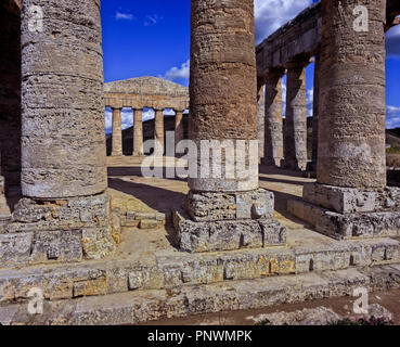 Tempio greco di Segesta - V secolo A.C. Incompiuta (è possibile vedere gli alberi delle colonne doriche senza il caratteristico delle scanalature verticali). Sicilia. Foto Stock