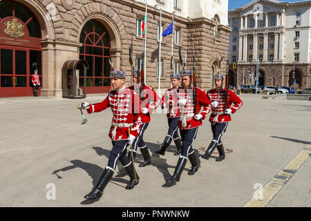 Cambio della guardia al di fuori del palazzo della presidenza, Sofia, Bulgaria. Foto Stock