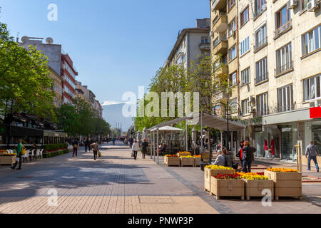 Vista generale sud lungo il Boulevard Vitosha verso la Snow capped Vitosha ,Sofia, Bulgaria. Foto Stock
